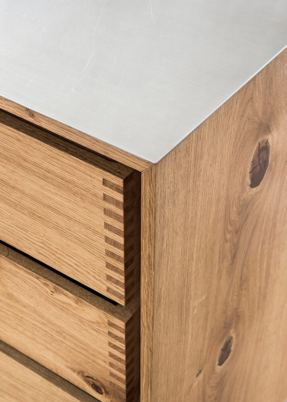 Garde-Hvalsoe-Kitchen-Model-Dinesen-HeartOak-Gertz-Photo├©Garde-Hvalsoe-4-2-1-aspect-ratio-979-1372