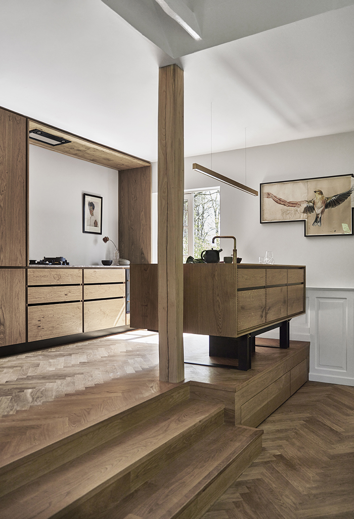 Garde-Hvalsoe-Kitchen-Model-Dinesen-HeartOak-The-actors-home-WEB