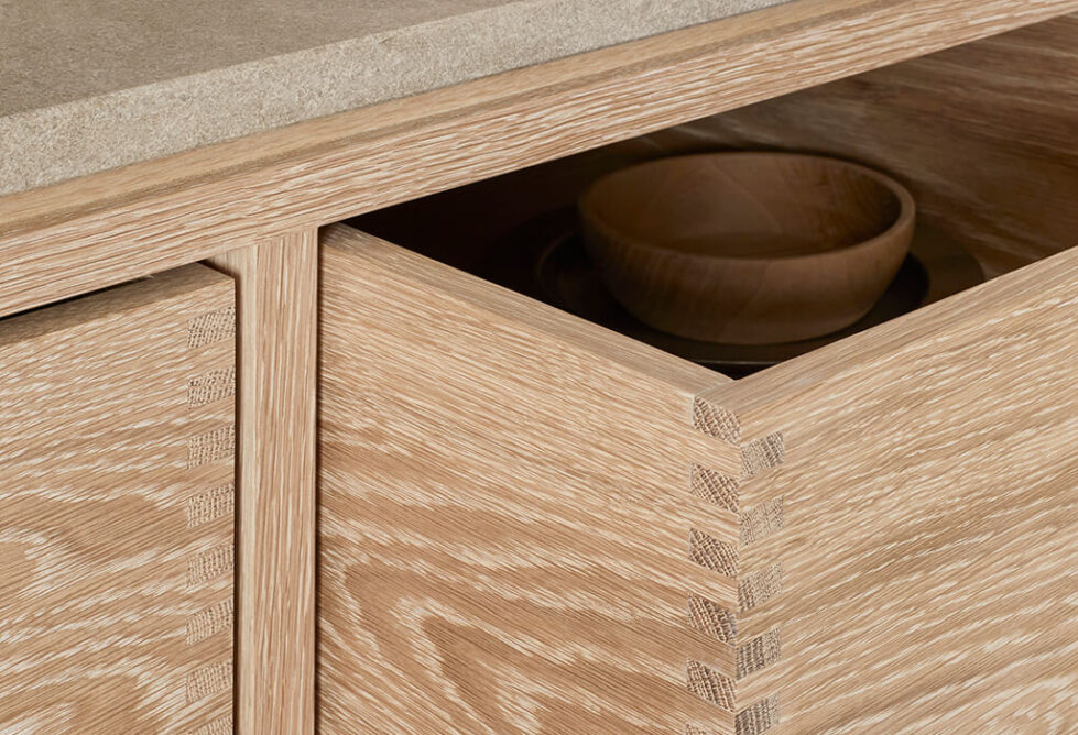 Garde-Hvalsoe-Kitchen-model-Hoelgaard-Oak-wood-Photo-Maja-Karen-Hansen-4-1-WEB-1-aspect-ratio-979-668