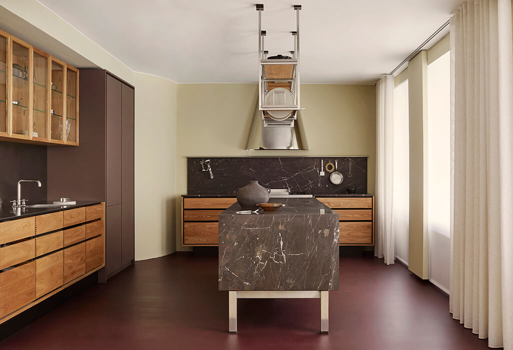 Garde-Hvalsoe-Kitchen-model-Minimal-Elm-wood-Photo-Maja-Karen-Hansen-7-1 (1)