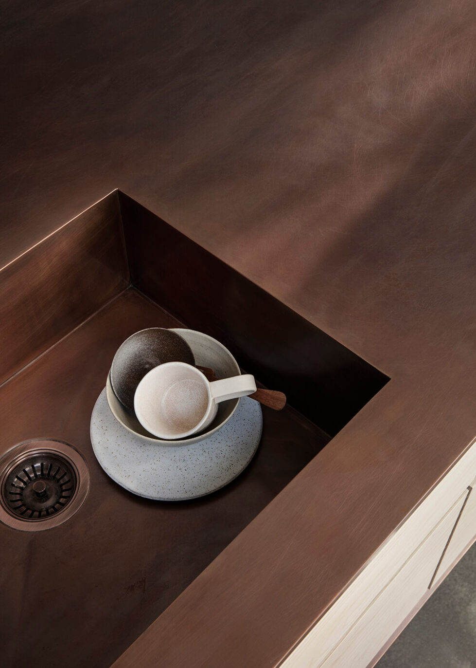 Garde-Hvalsoe-Model-Framed-ash-and-copper-Photo-Heidi-Lerkenfeldt-and-Pernille-Vest-12_WEB-1-aspect-ratio-979-1372