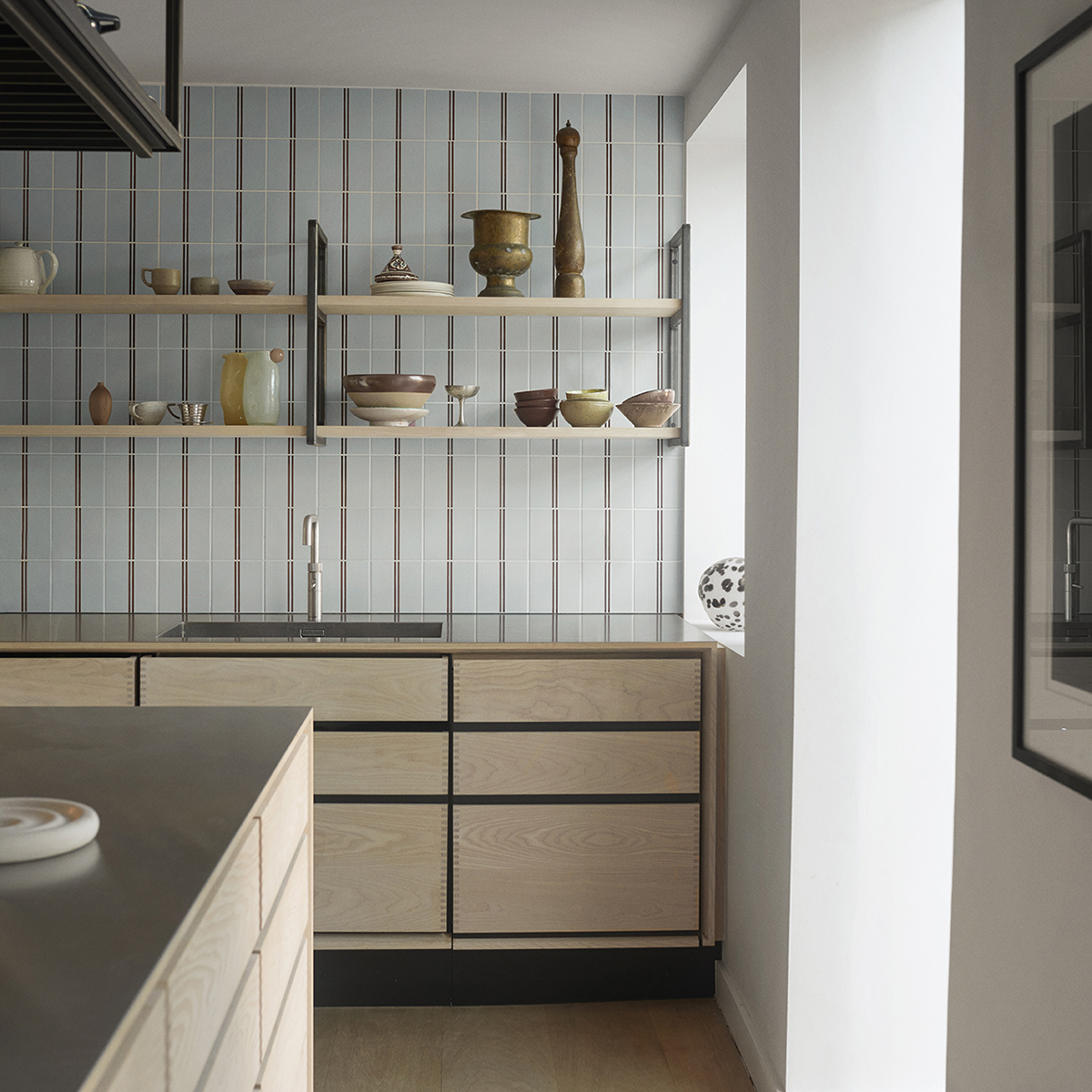 Garde-Hvalsoe-Oesterbro-Townhouse-Minimal-Kitchen-Ash-wood-and-stainless-steel-1-72-dpi-WEB