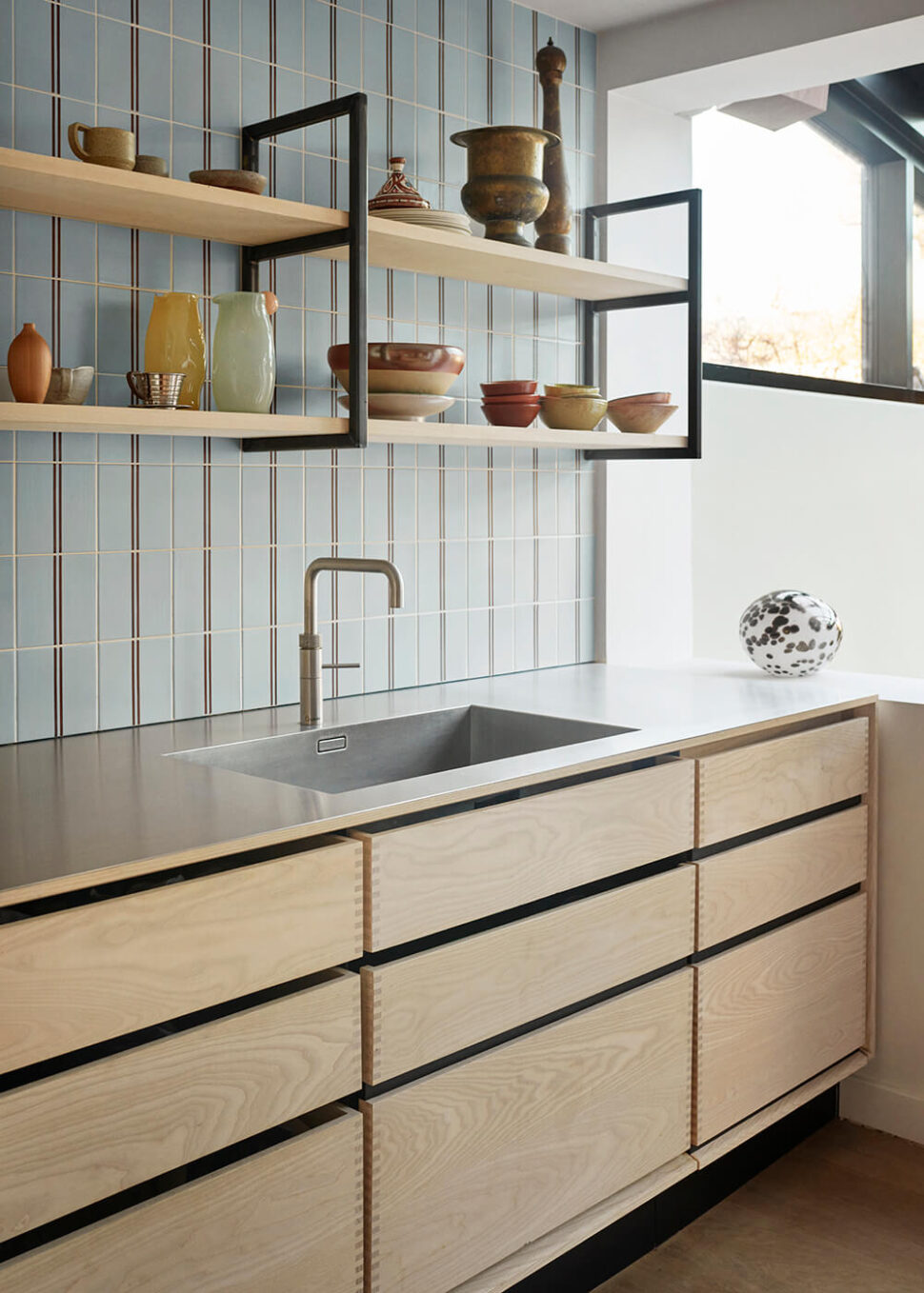 Garde-Hvalsoe-Oesterbro-Townhouse-Minimal-Kitchen-Ash-wood-and-stainless-steel-2-WEB-2-1-aspect-ratio-970-1358