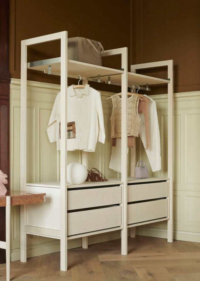 Garde-Hvalsoe-Pilaster-Maple-wood-Photocredit-Michael-Rygaard-1-1-683x1024-1-aspect-ratio-695-975