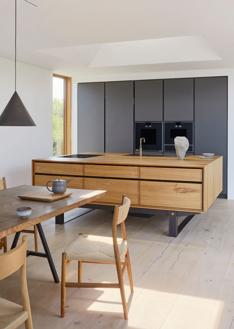 Garde-Hvalsoe-Solid-Tisvilde-4-Photo-Maja-Karen-Hansen-WEB-1-1-aspect-ratio-975-1372