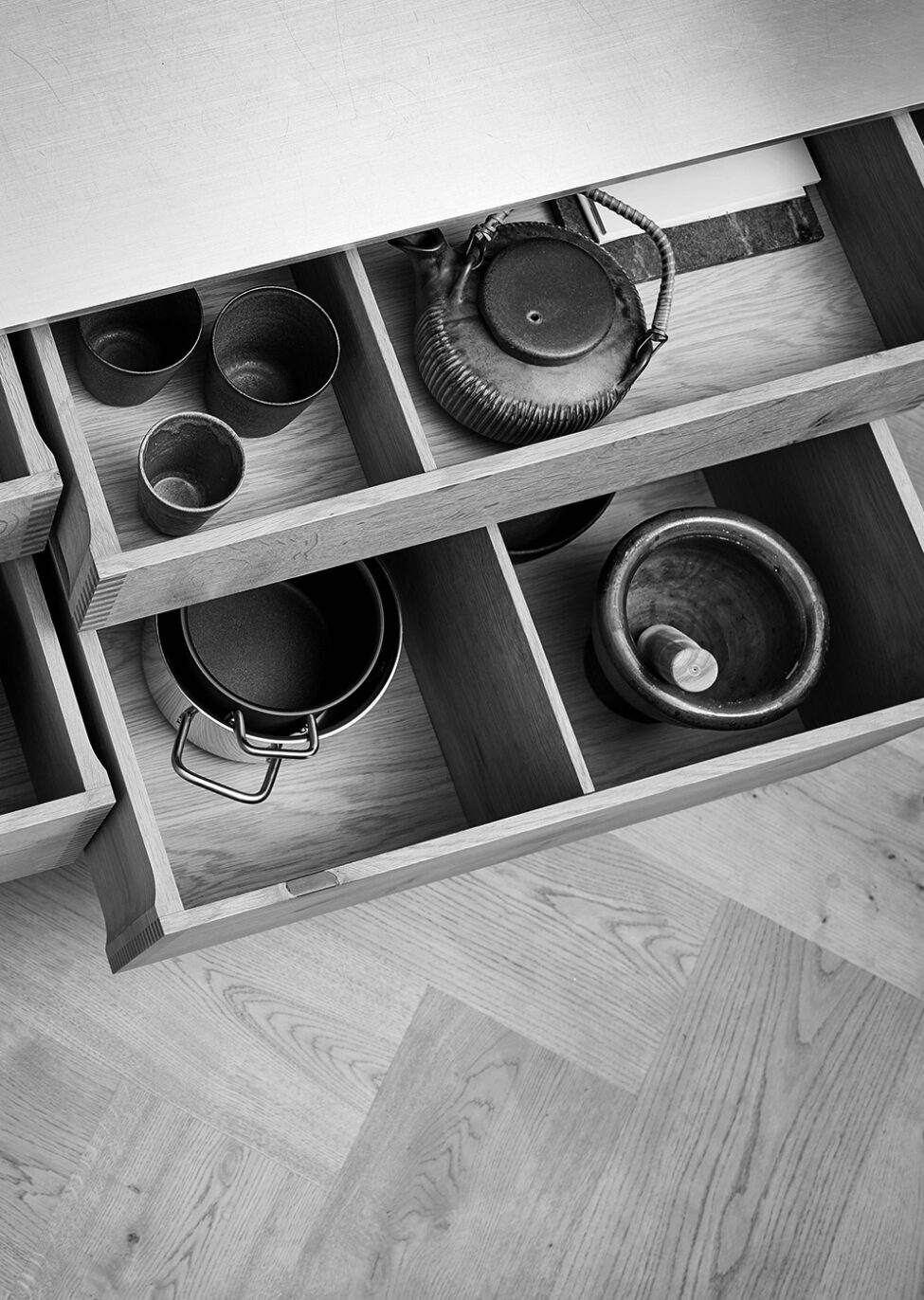 Garde-Hvalsoe-cutlery-trays-and-drawers-Photo-by-Morten-Soeby-13-SH-WEB-aspect-ratio-975-1372