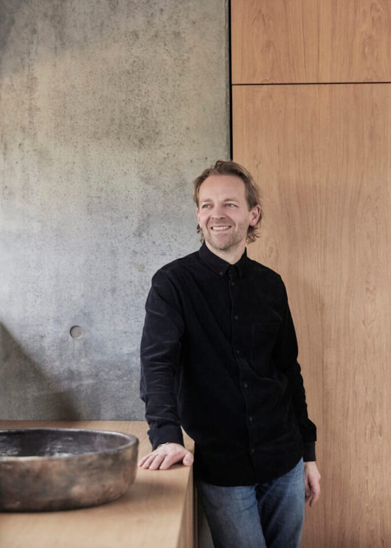 Garde-Hvalsoe-model-Layer-Dinesen-Layers-Oak-Photo-Birgitta-Wolfgang-72-d-31-682x1024-1-aspect-ratio-793-1111