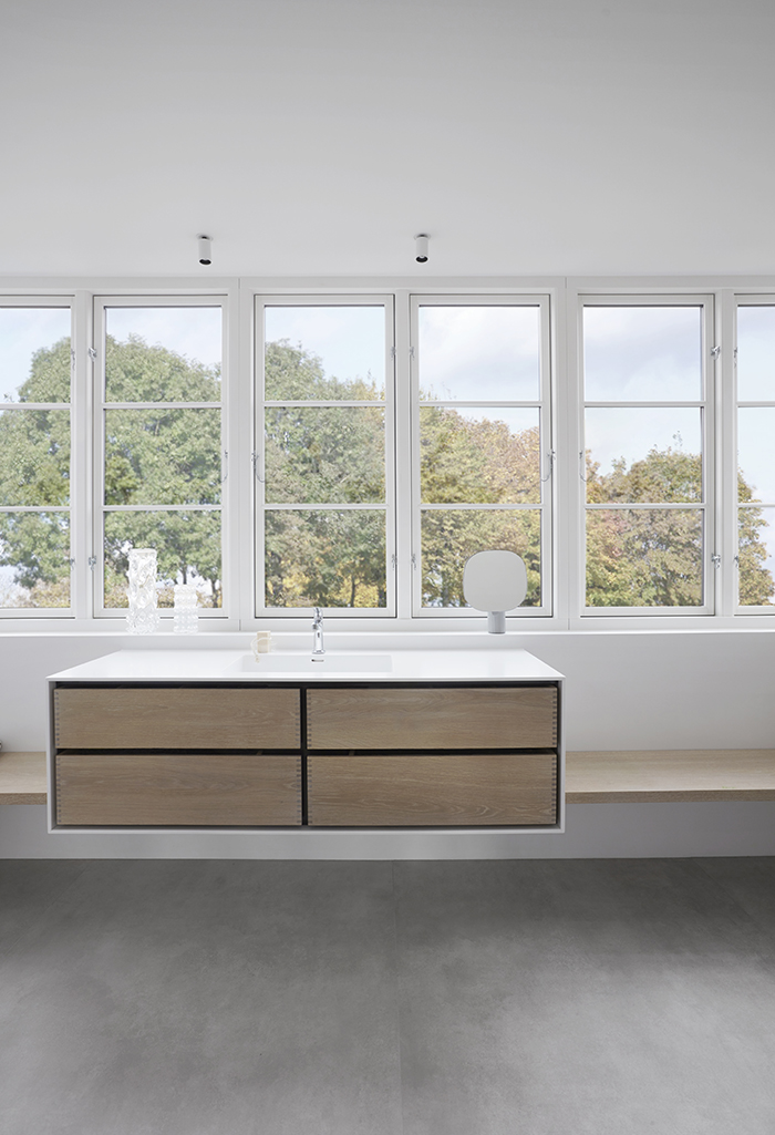 Garde-Hvals├©-Minimal-bathroom-oak-and-Corian-Photo-by-Birgitta-Wolfgang-15