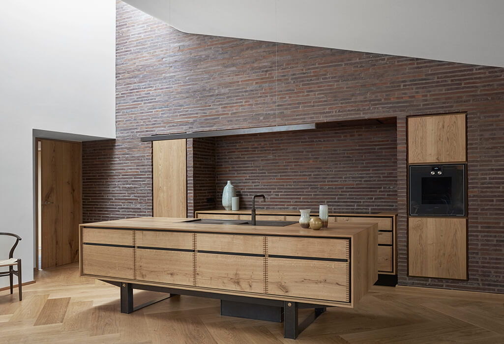 Garde-Hvals├©_CF-Moeller-Aarhus-Dinesen-Kitchen-HeartOak-and-Corian-Photo-Birgitta-Wolfgang-5-2 (1)