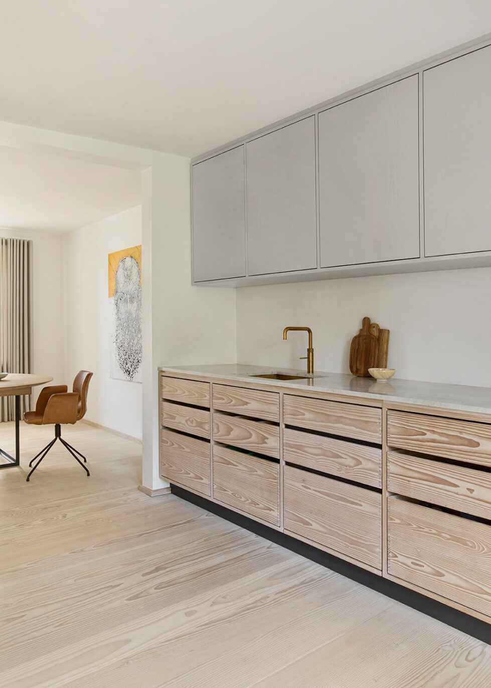 M0068-Byhus-Aarhus-Lundgaard-Tranberg-Douglas-lye-and-white-oil-Photo-Maja-Karen-1-1-aspect-ratio-979-1372