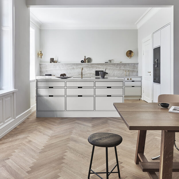 Garde-Hvalsoe-Aarhus-The-Hoelgaard-Kitchen-Handpainted-WEB-6-aspect-ratio-624-624