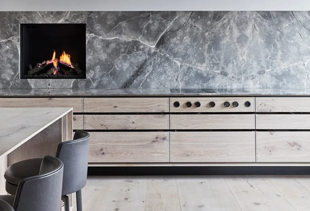Garde-Hvalsoe_model-Dinesen-Kitchen_The-Grey-Doors-150-dpi-WEB-1-1-aspect-ratio-992-677