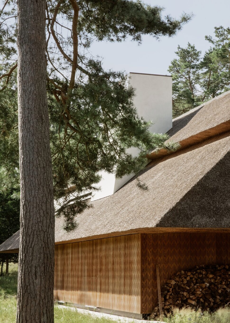 GH-H2803-Thatched-Photo_Heidi-Lerkenfeldt-_Styling_Pernille-Vest-EXTERIOR-t-21-aspect-ratio-970-1358