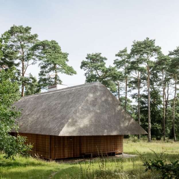 GH-H2803-Thatched-Photo_Heidi-Lerkenfeldt-_Styling_Pernille-Vest-EXTERIOR-t-7-1-aspect-ratio-624-624