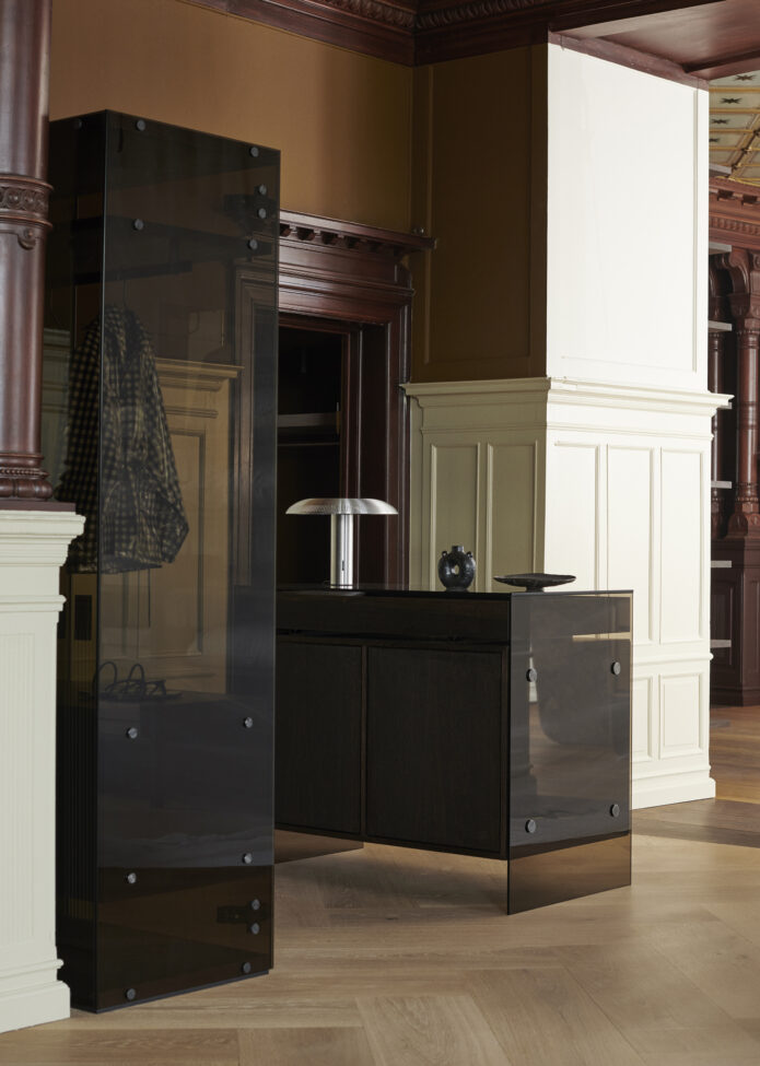 Garde-Hvalsoe-GH-Glass-Smoked-Oak-Photocredit-Michael-Rygaard-1-150-dpi-aspect-ratio-695-975