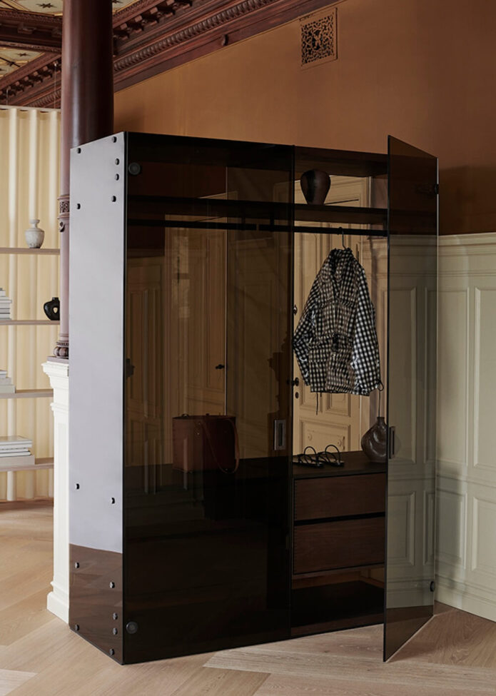 Garde-Hvalsoe-GH-Glass-Smoked-Oak-Photocredit-Michael-Rygaard-6-150-dpi-WEB-1-aspect-ratio-695-975