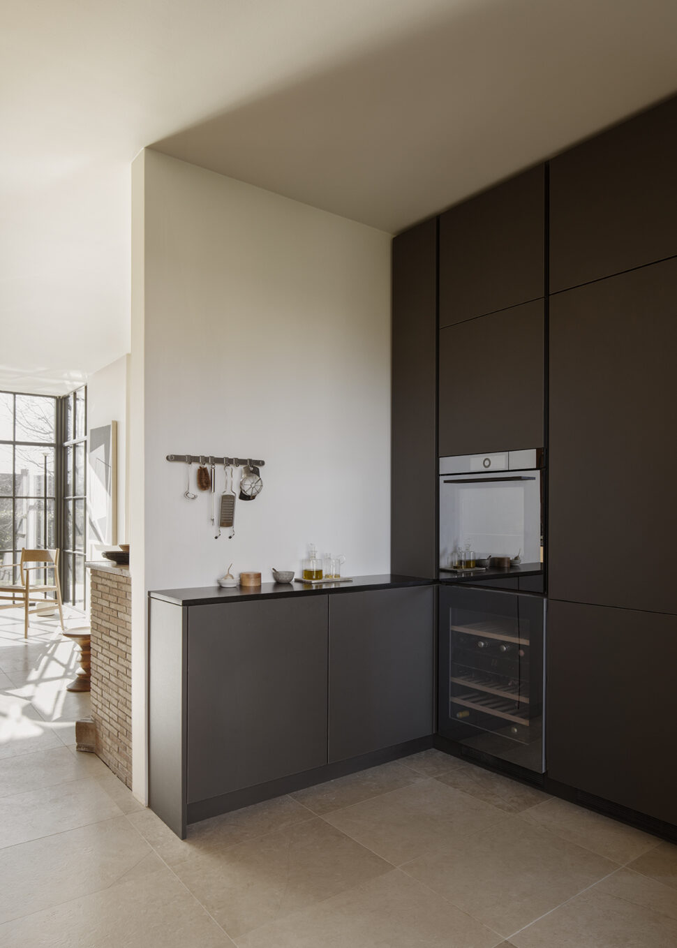 Yasmin-Edgecombe-–-Koshi-do-Minimal-bespoke-kitchen-–-Oak-Photo-Heidi-Lerkenfeldt-16-aspect-ratio-970-1358