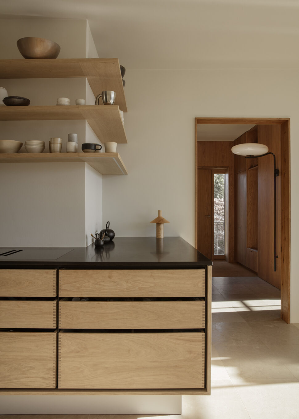 Yasmin-Edgecombe-–-Koshi-do-Minimal-bespoke-kitchen-–-Oak-Photo-Heidi-Lerkenfeldt-22-aspect-ratio-970-1358